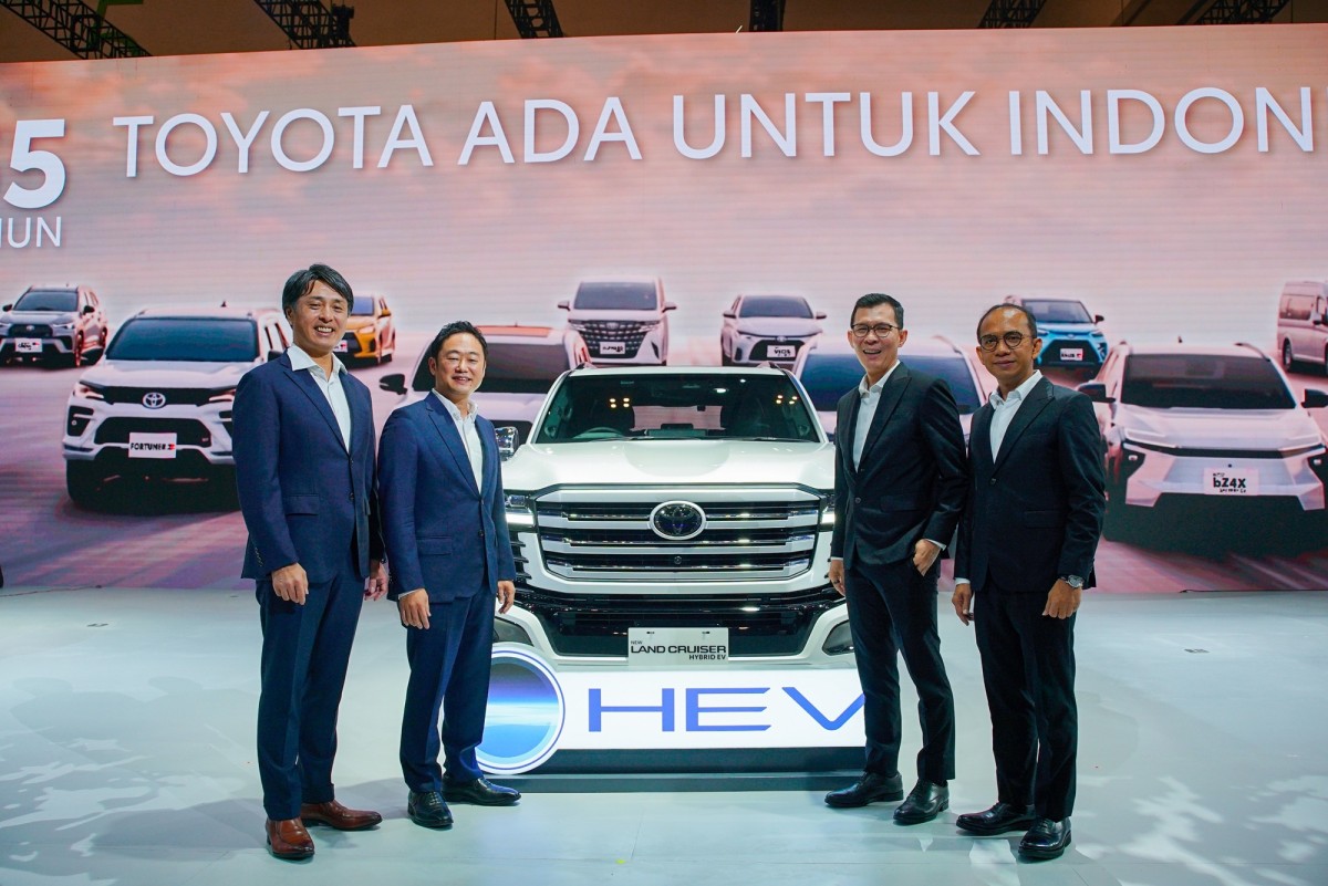 Toyota Hadirkan Land Cruiser 300 Hybrid EV dan bZ4X Touring Di GIIAS 2026