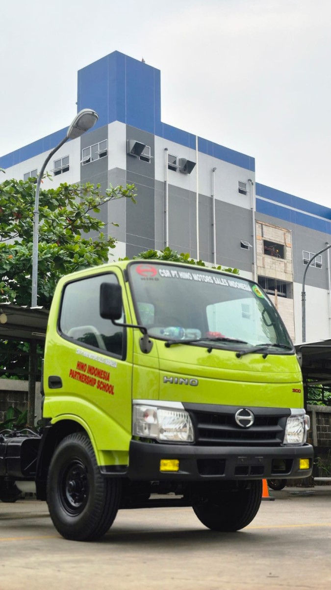 SMK Muhammadiyah 3 Yogyakarta Terima satu unit truk Hino 300 Series Dari Program CSR PT HMSI